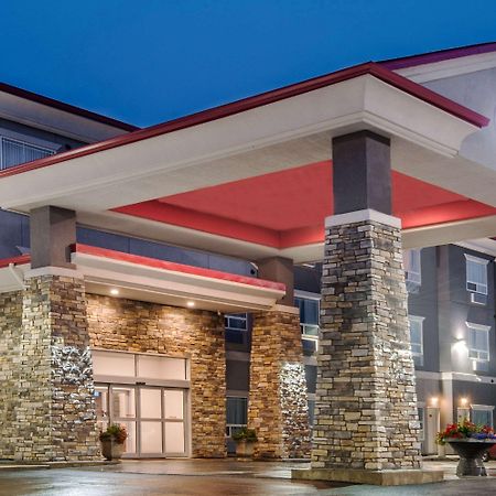 Ramada By Wyndham Moose Jaw Hotel Exterior photo