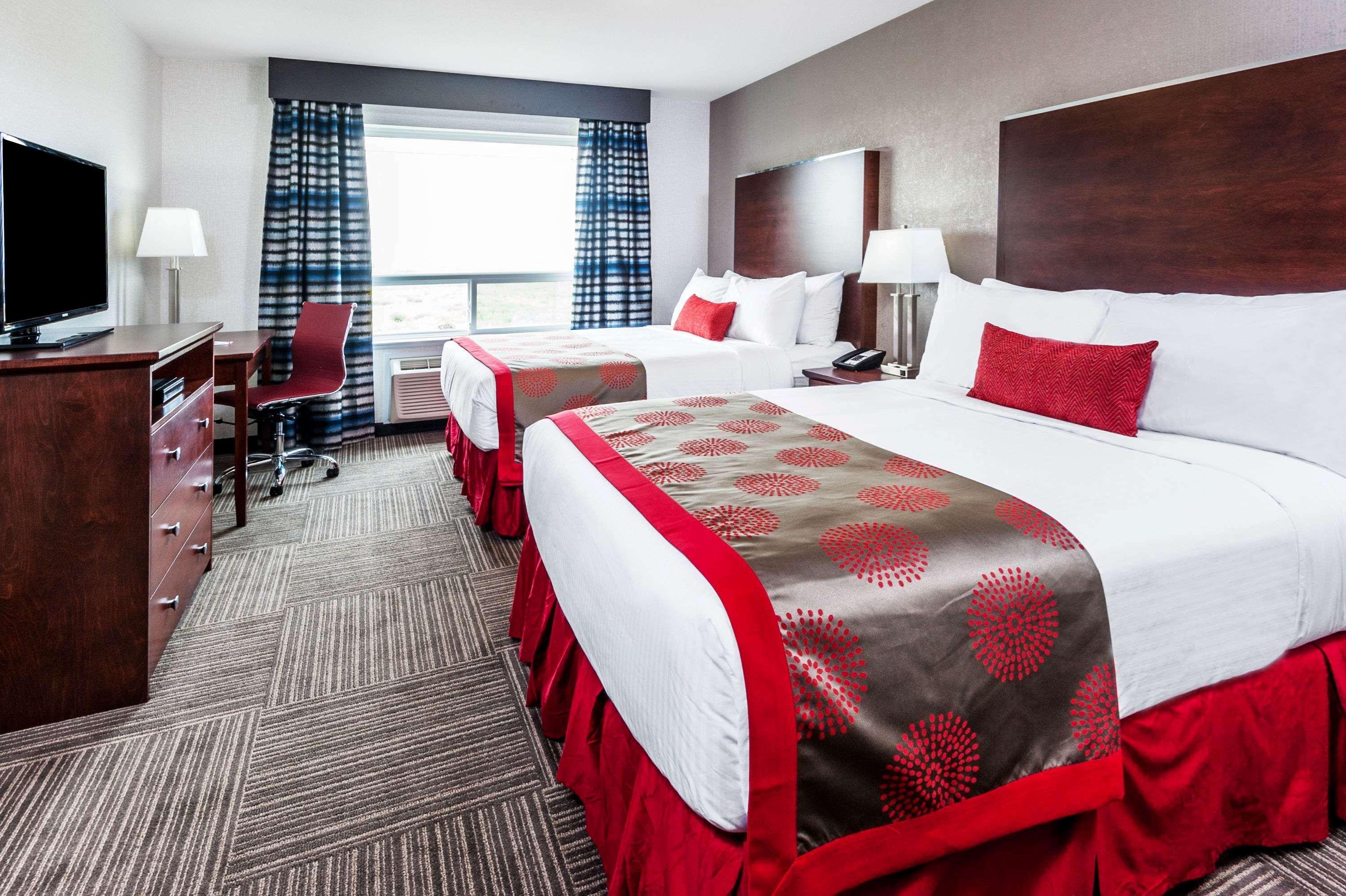 Ramada By Wyndham Moose Jaw Hotel Exterior photo
