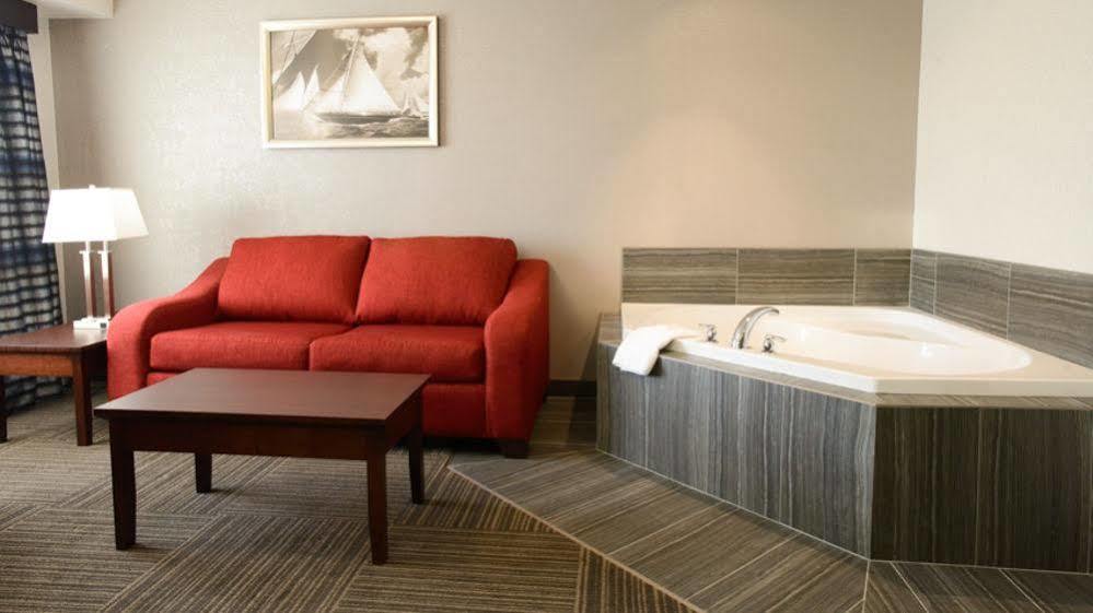 Ramada By Wyndham Moose Jaw Hotel Exterior photo