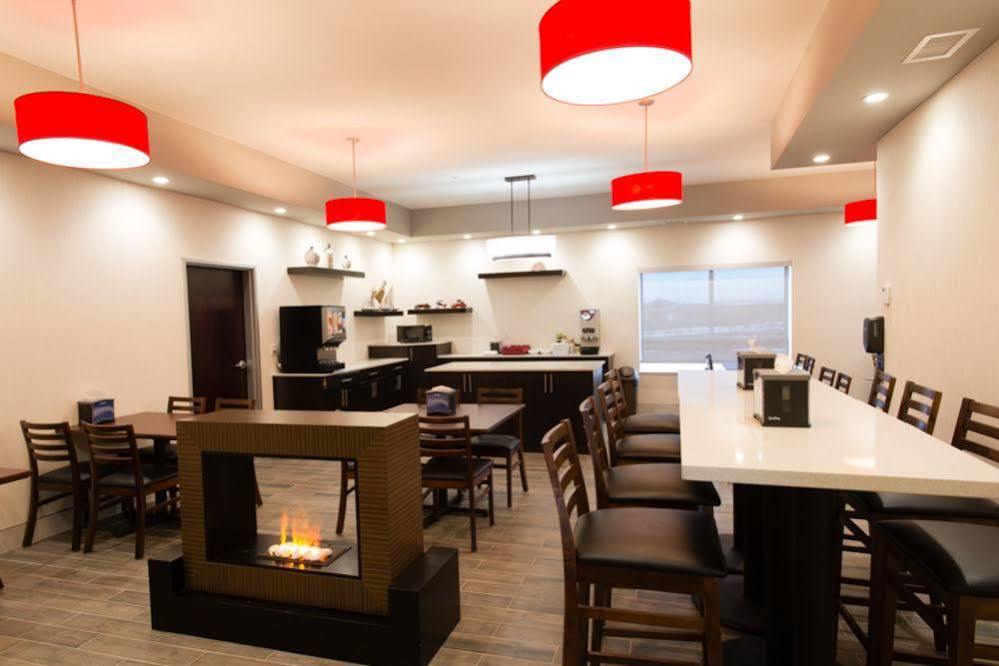 Ramada By Wyndham Moose Jaw Hotel Exterior photo