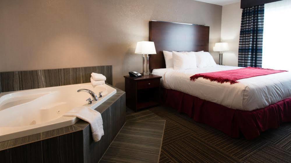 Ramada By Wyndham Moose Jaw Hotel Exterior photo