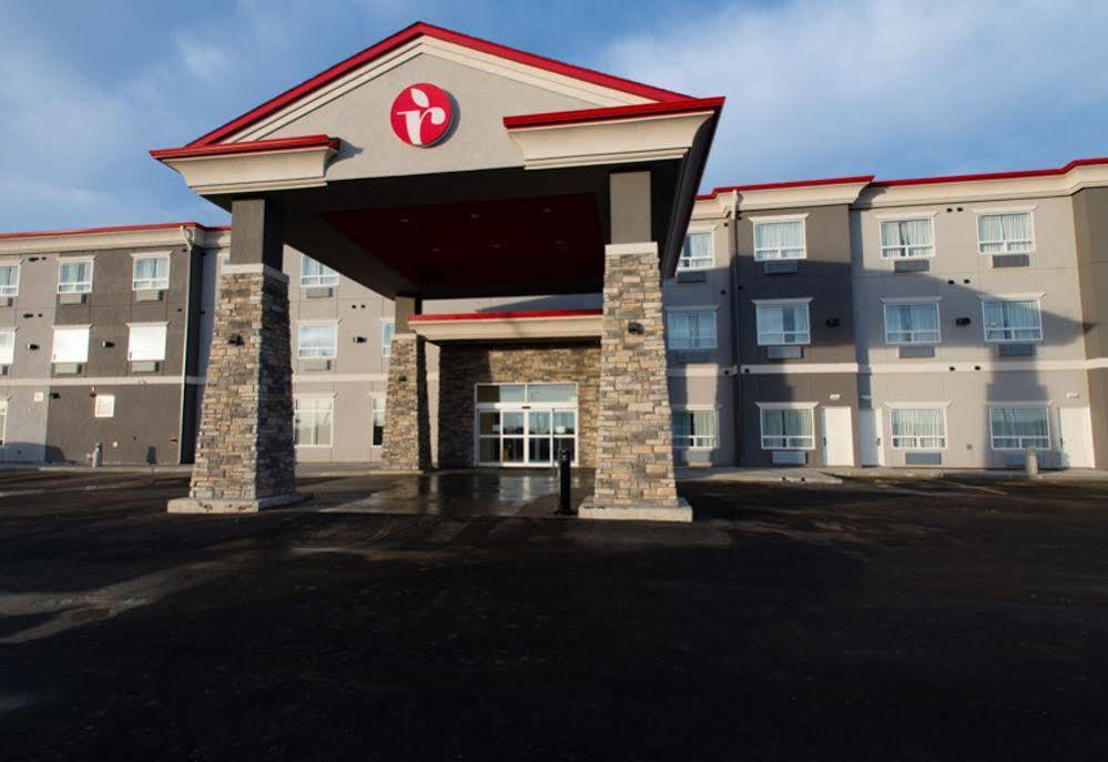 Ramada By Wyndham Moose Jaw Hotel Exterior photo